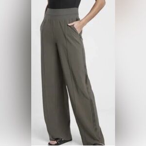 Athlete Nolita Wide Leg Pants. Dark green. Size 2